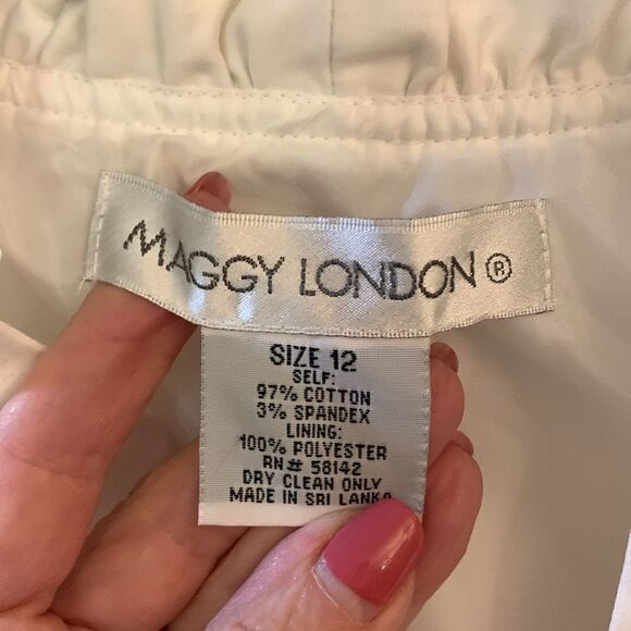 MAGGY LONDON DRESS WHITE W/BLACK PRINT ON SKIRT RUFFLE V NECK NWOT - Picture 4 of 8